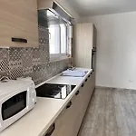 F6 2, Private Two Single Beds Shared Bathroom In Shared Flat בית אירוח