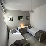 F6 2, Private Two Single Beds Shared Bathroom In Shared Flat בית אירוח