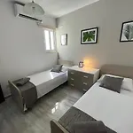 F6 2, Private Two Single Beds Shared Bathroom In Shared Flat * מסידה
