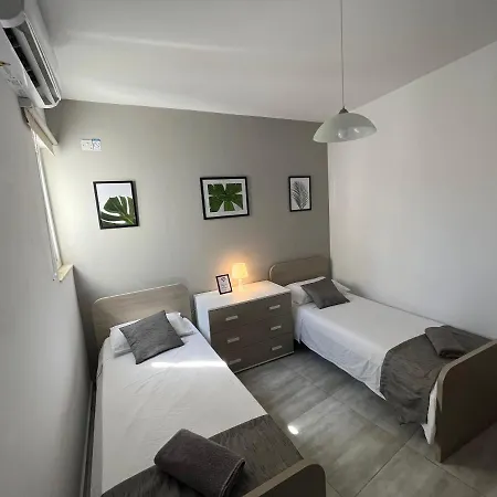 F6 2, Private Two Single Beds Shared Bathroom In Shared Flat Habitación en casa particular