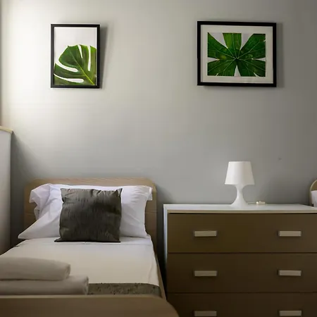 F6 2, Private Two Single Beds Shared Bathroom In Shared Flat *
