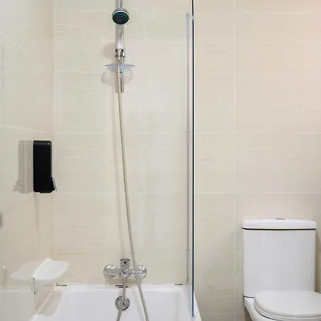 F6 2, Private Two Single Beds Shared Bathroom In Shared Flat Habitación en casa particular