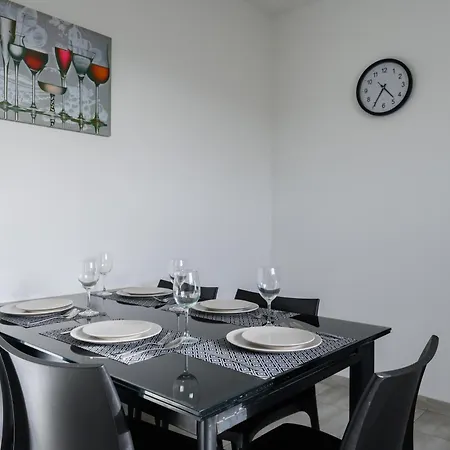 F6 2, Private Two Single Beds Shared Bathroom In Shared Flat