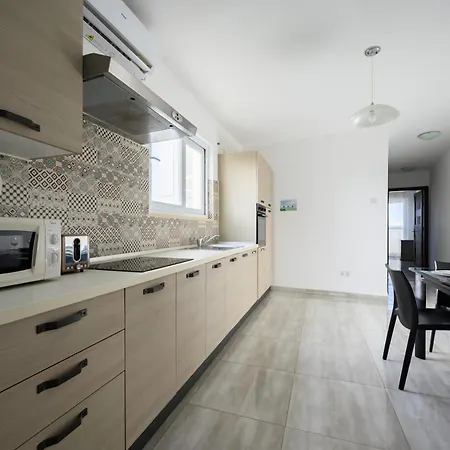 F6 2, Private Two Single Beds Shared Bathroom In Shared Flat