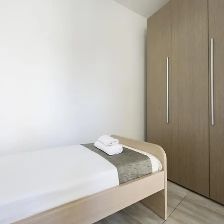 F6 2, Private Two Single Beds Shared Bathroom In Shared Flat * Msida