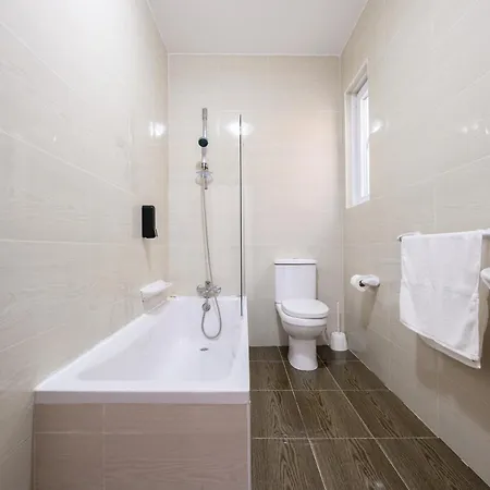 F6 2, Private Two Single Beds Shared Bathroom In Shared Flat Habitación en casa particular *