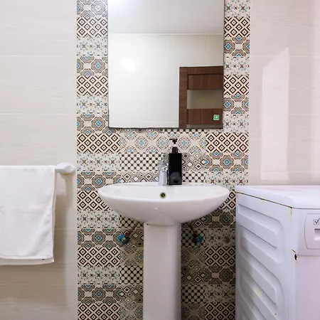 F6 2, Private Two Single Beds Shared Bathroom In Shared Flat