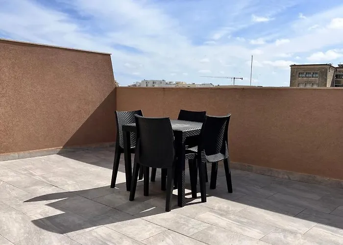 F6 2, Private Two Single Beds Shared Bathroom In Shared Flat *